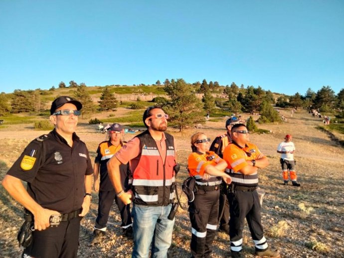 Miembros de las fuerzas de seguridad y de protección civil observando el eclipse.