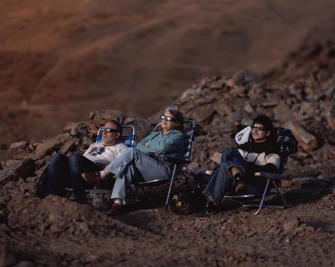 Personas disfrutan del eclipse solar desde Sierra Nevada