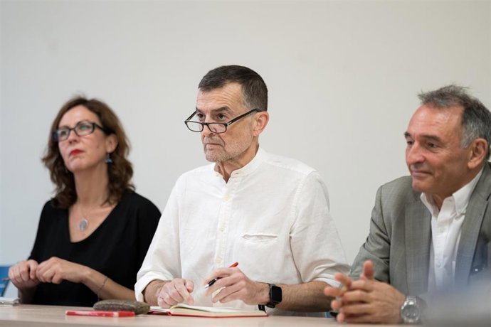 Archivo - El coordinador federal de Izquierda Unida, Antonio Maíllo, flanqueado porr la responsable de Organización, Eva García Sempere; el  y el portavoz de IU, Enrique Santiago. 