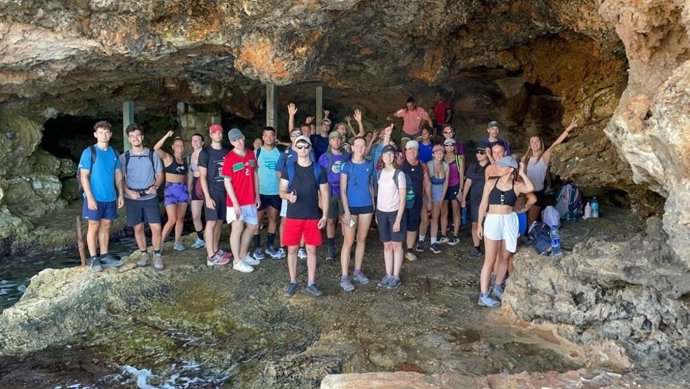 Medio centenar de jóvenes podrán viajar a Menorca para practicar senderismo durante cinco días por el Camí de Cavalls
