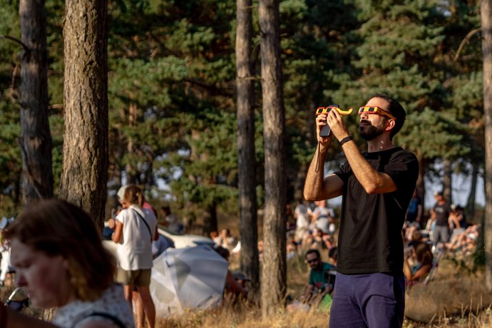 Un grupo de personas durante el eclipse solar total de 2026, a 12 de agosto de 2026, en Burgos, Castilla y León (España). Este es el primer eclipse total de Sol visible desde la península Ibérica en más de un siglo.