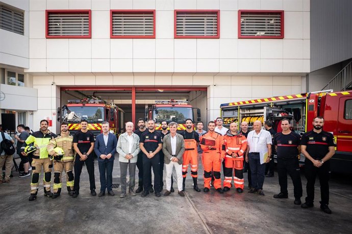 El alcalde de Málaga, Francisco de la Torre, junto al parte del equipo del Real Cuerpo de Bomberos