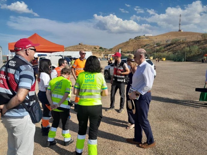 El consejero de Sanidad del Gobierno de Aragón, Ángel Sanz, con personal del 061 en el Punto de Observación del eclipse de Motorland.