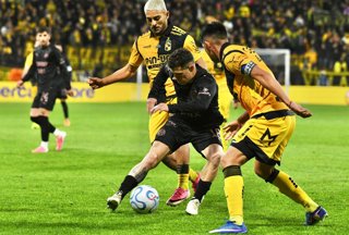 Futbol, Platense vs Coquimbo Unido  Copa Libertadores 2026. El jugador de Platense, Bautista Merlini,, centro, disputa el balon con el defensa de Coquimbo Unido  durante el partido de Copa Libertadores realizado en el estadio Ciudad de Vicente Lopez de