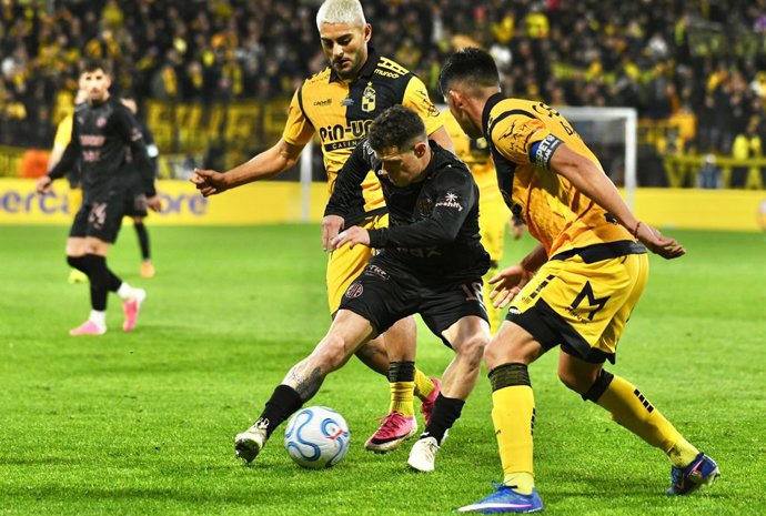 Futbol, Platense vs Coquimbo Unido  Copa Libertadores 2026. El jugador de Platense, Bautista Merlini,, centro, disputa el balon con el defensa de Coquimbo Unido  durante el partido de Copa Libertadores realizado en el estadio Ciudad de Vicente Lopez de