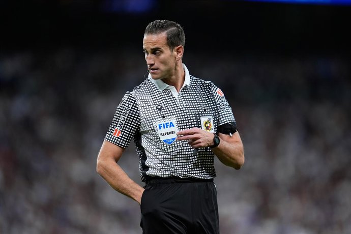 Archivo - Referee Javier Alberola Rojas looks on during the Spanish League, LaLiga EA Sports, football match played between Real Madrid and Girona FC at Bernabeu stadium on April 10, 2026, in Madrid, Spain.