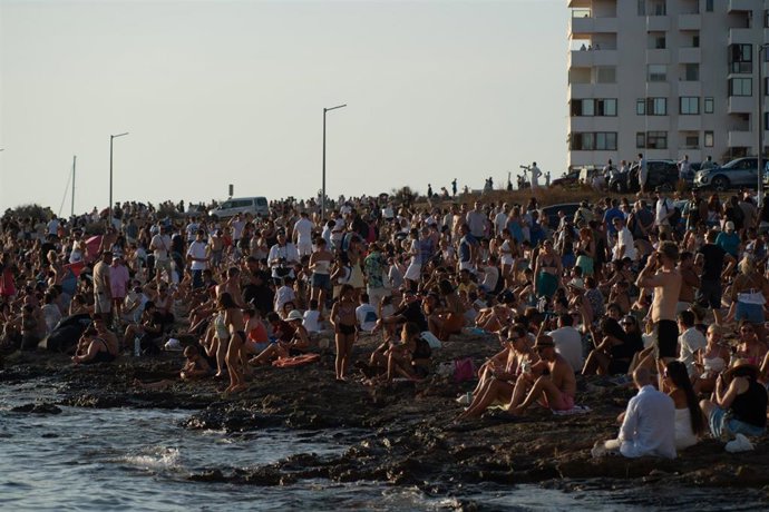Decenas de personas durante el eclipse solar total de 2026.