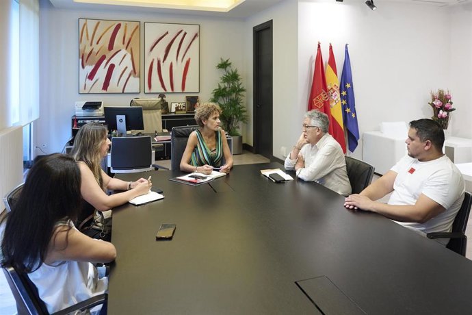 La presidenta Chivite, durante su reunión con el Cónsul general de Colombia para el Norte de España y representantes de la comunidad colombiana.