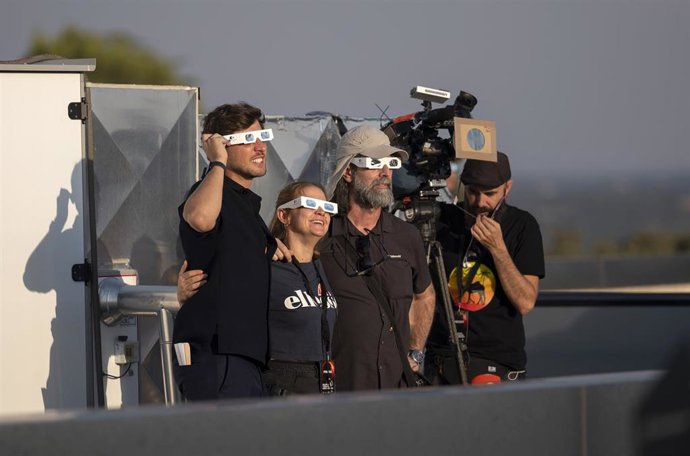 Varias personas durante el Eclipse total de Sol, en el Observatorio de Yebes, a 12 de agosto de 2026, en Yebes, Guadalajara, Castilla-La Mancha (España). Este es el primer eclipse total de Sol visible desde la península Ibérica en más de un siglo. La fran