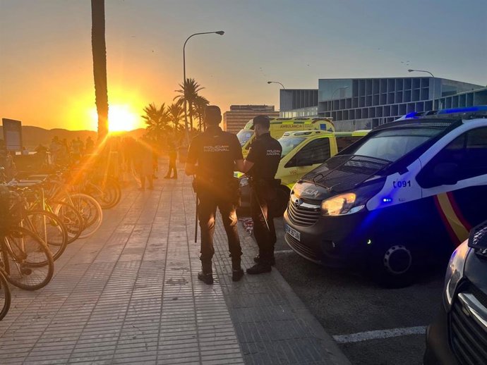 Dos detenidos por agredir a turistas que dormían en la playa para robarles después del eclipse.