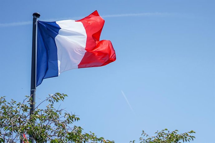 Archivo - Arquivo - 15 de junho de 2026, Évian-les-Bains, Évian-les-Bains, França, França: Bandeira da França durante a Cúpula do G7 em Évian-les-Bains, França, em 15 de junho de 2026. Os líderes dos países do G7 — Canadá, França, Alemanha, Itália, Japão,