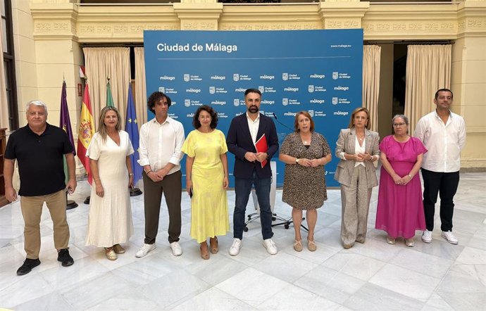 El portavoz del Grupo Municipal Socialista, Mariano Ruiz Araujo, junto a ediles del PSOE