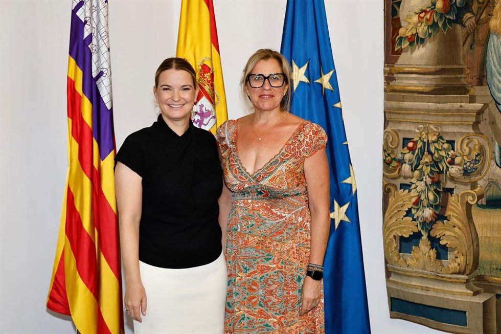 La presidenta del Govern, Marga Prohens, y la alcaldesa de Sant Lluís, María Dolores Tronch.