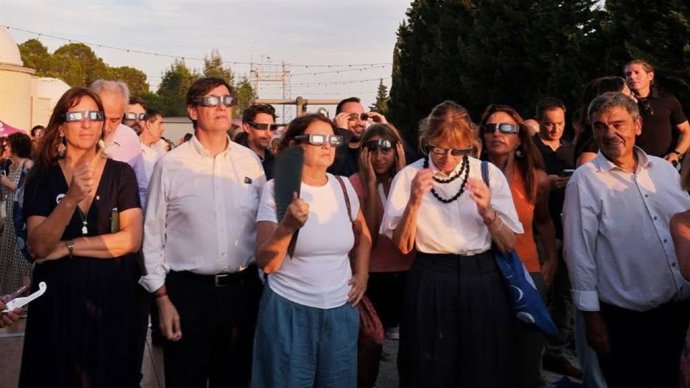 Núria Montserrat e Salvador Illa, juntamente com outros representantes institucionais, observando o eclipse solar total na quarta-feira, 12 de agosto.