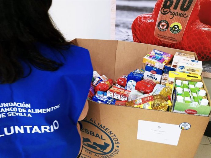 Archivo - Voluntaria del Banco de Alimentos de Sevilla, en la pasada campaña de recogida de noviembre.