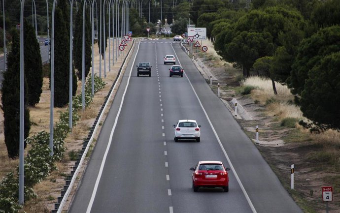 Archivo - Carretera, tráfico, coches, atascos, vehículos, autovía, operación salida