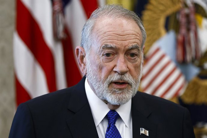 Archivo - Arquivo - 23 de abril de 2026, Washington, Distrito de Columbia, EUA: O embaixador dos Estados Unidos em Israel, Mike Huckabee, ouve o presidente dos EUA, Donald Trump, falar à imprensa no Salão Oval da Casa Branca, em Washington, DC, EUA, em 23