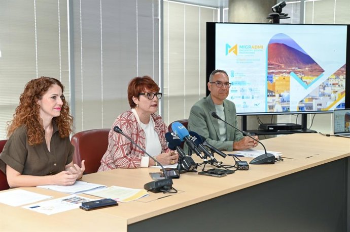 La consejera de Bienestar Social, Igualdad, Juventud, Infancia y Familias, Candelaria Delgado, (centro) durante la presentación de MIGRADMI 2026