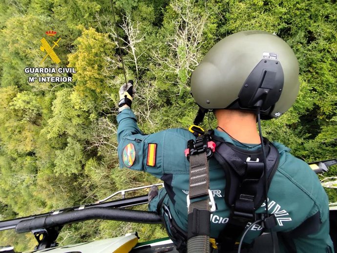 Un agente del GREIM de la Guardia Civil de Asturias participa en un rescate.