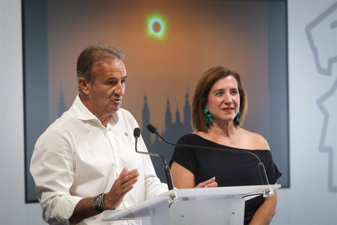 Los consejeros municipales de Presidencia, Ángel Lorén, y Cultura, Sara Fernández.