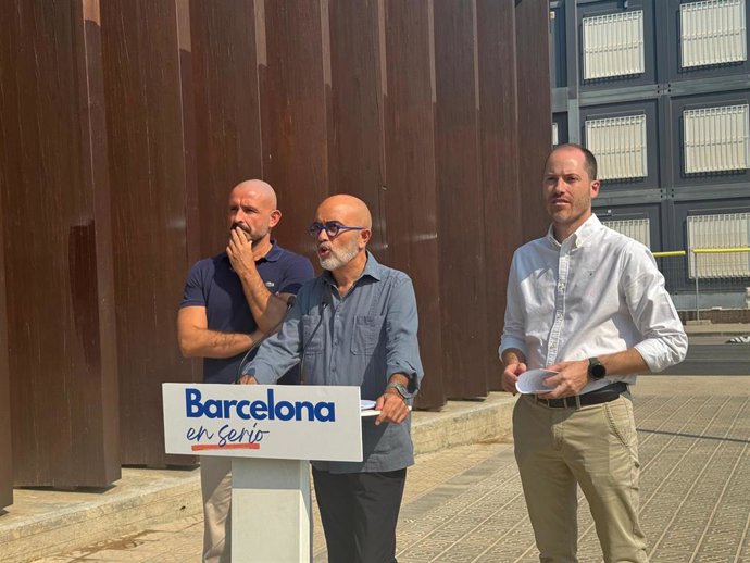 El vicesecretario de Educación e Igualdad del PP, Jaime de los Santos; el presidente del PP en el Ayuntamiento de Barcelona, Daniel Sirera, y el secretario general del PP de Catalunya Juan Fernández, este jueves en Barcelona