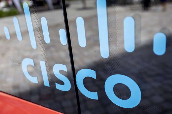 Archivo - Arquivo - ARQUIVADO - 26 de abril de 2019, Berlim: O logotipo da empresa de telecomunicações Cisco Systems pode ser visto em um evento para a imprensa sobre a clínica médica móvel “Medibus”. Os lucros da Cisco Systems, conglomerado de tecnologia