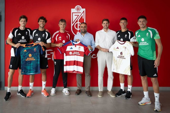 Francis Rodríguez, ha presentado junto al entrenador del primer equipo y los cuatro capitanes del Granada CF las nuevas equipaciones que el conjunto rojiblanco vestirá durante la temporada 2026/27 con Sabor Granada como protagonista en el frontal.