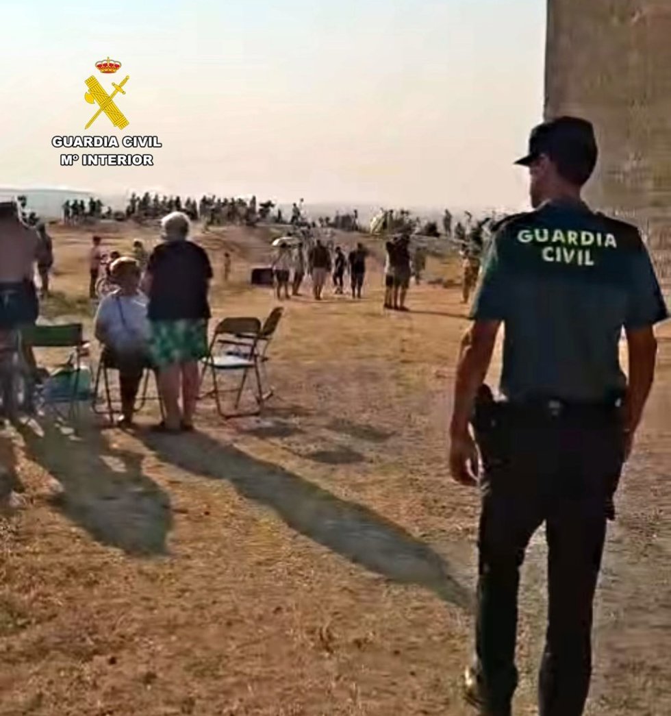 Un agente de la Guardia Civil durante el dispositivo de seguridad desplegado con motivo del eclipse en la provincia de Almería.