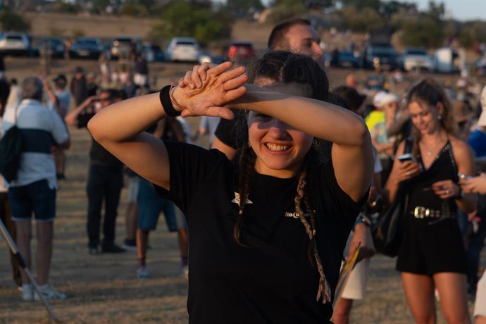 Várias pessoas durante o eclipse solar total de 2026, em 12 de agosto de 2026, em Soria, Castela e Leão (Espanha). Este é o primeiro eclipse solar total visível da Península Ibérica em mais de um século. A faixa de totalidade atravessa a Espanha de oeste 