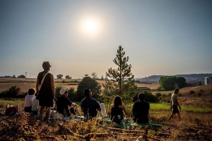 Un grupo de personas durante el eclipse solar total de 2026, a 12 de agosto de 2026, en Burgos, Castilla y León (España). 