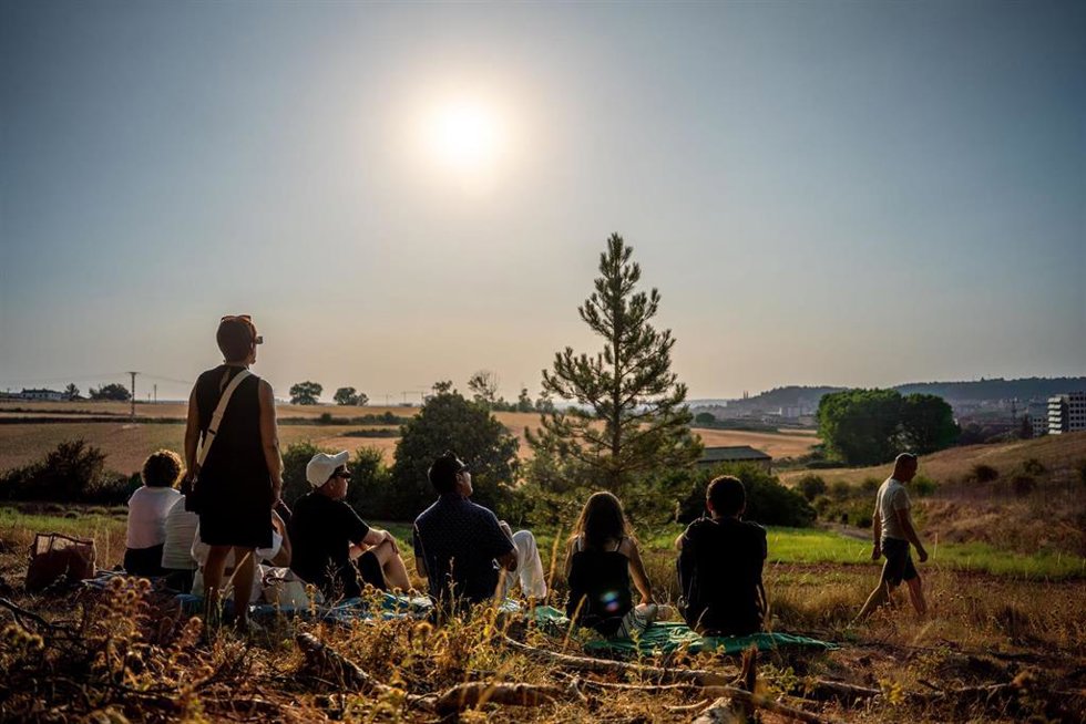 Un grupo de personas durante el eclipse solar total de 2026, a 12 de agosto de 2026, en Burgos, Castilla y León (España).