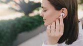 Foto: Otorrino advierte: Los auriculares de botón dañan el oído interno