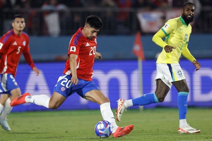 Archivo - Futbol, Chile vs Brasil. Primera rueda, clasificatorias al Mundial 2026. El jugador de la seleccion chilena Williams Alarcon es fotografiado durante el partido de las eliminatorias al mundial de 2026 contra Brasil disputado en el estadio Naciona
