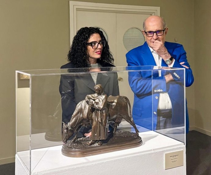 La consejera de Cultura, Política Llingüística y Deporte, Vanessa Gutiérrez, y Pérez Simón, durante la visita que han realizado esta mañana a la  exposición La memoria de lo cotidiano. Obras de la Colección Pérez Simón, que se exhibe en Avilés