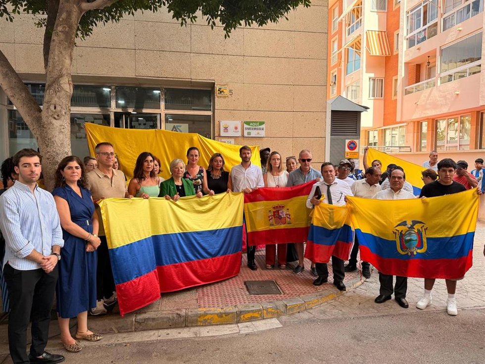 Representantes de las instituciones almerienses y de la comunidad colombiana durante el minuto de silencio por las víctimas del terremoto en Colombia.
