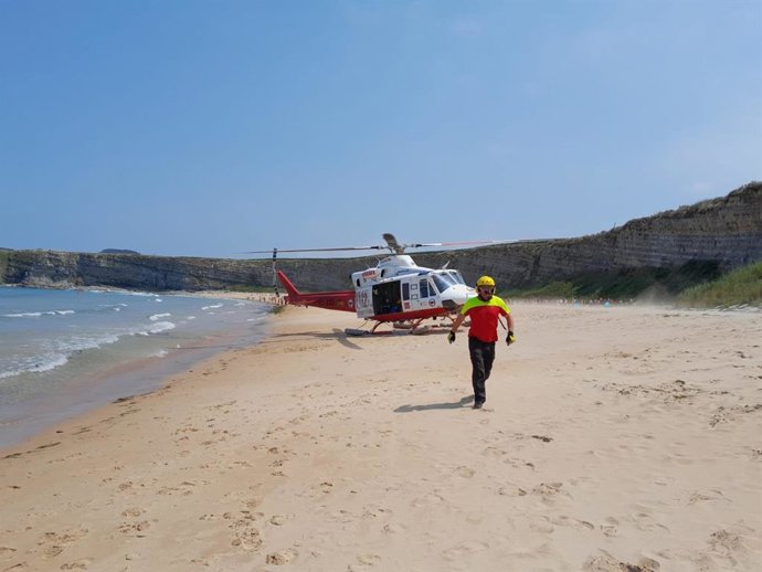 El helicóptero del Gobierno de Cantabria evacua a un hombre de la playa de Langre