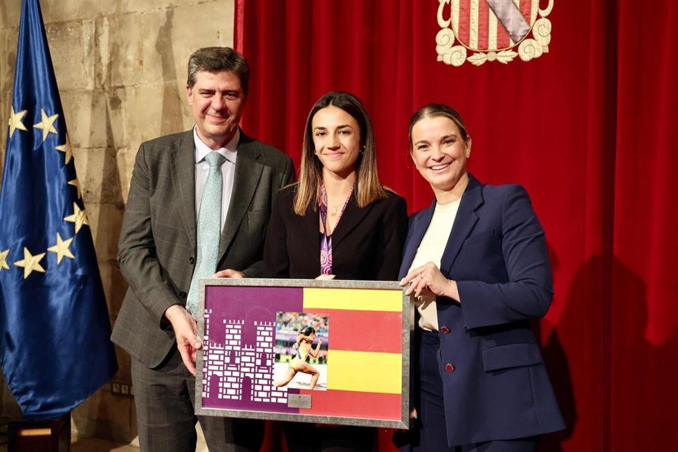 El conseller de Turismo, Cultura y Deportes, Jaume Bauzà; la atleta mallorquina Esperança Cladera; y la presidenta del Govern, Marga Prohens, en el Consolat de Mar en mayo de 2025.