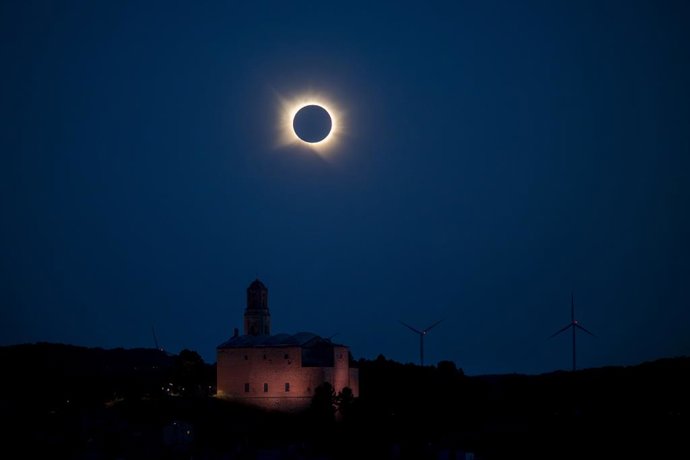 Corbera d'Ebre durant l'eclipsi solar total de 2026, a 12 d'agost de 2026, a Tarragona, Catalunya (Espanya). 