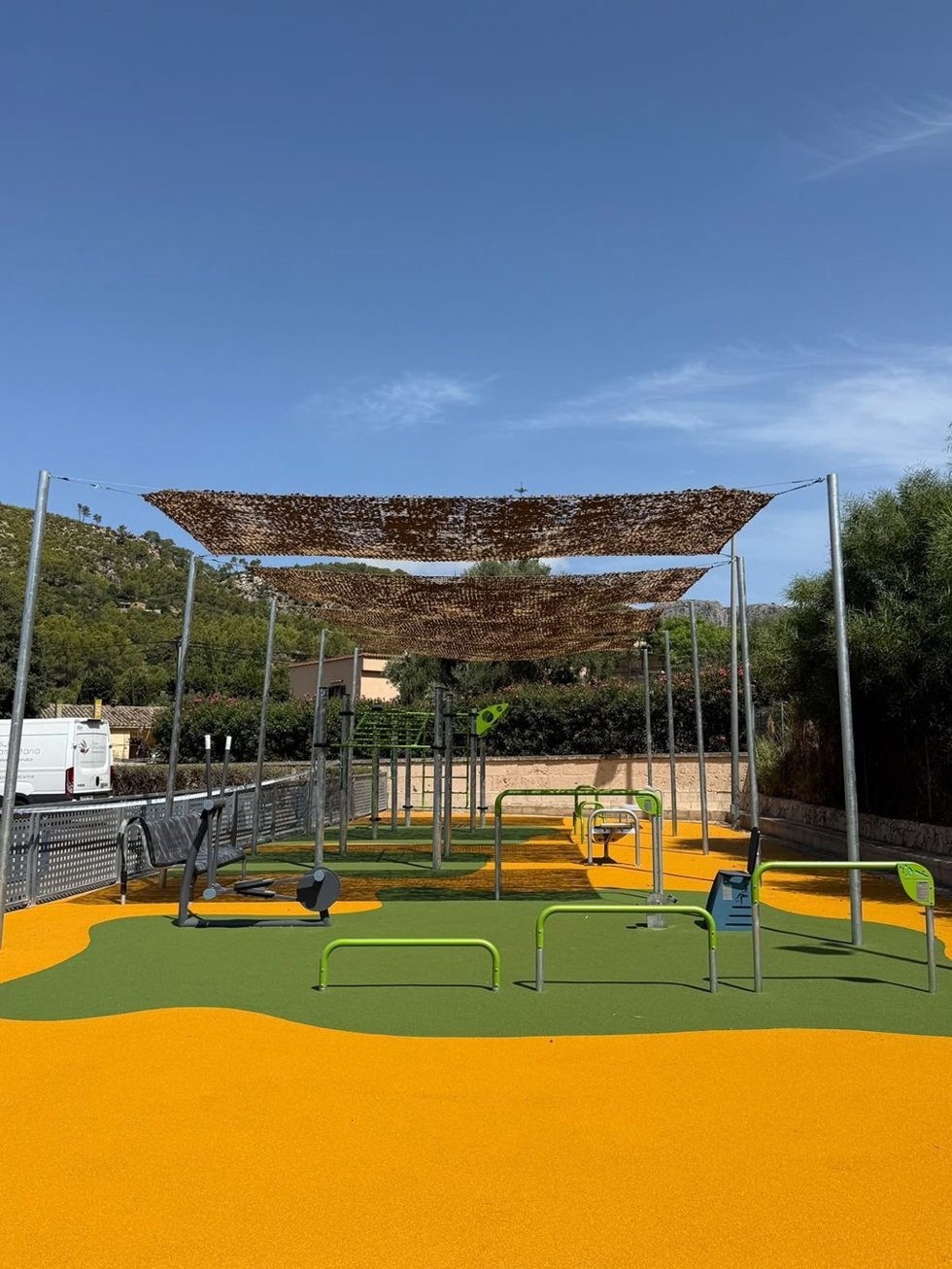 El polideportivo de sa Coma cuenta con un nuevo espacio de calistenia y máquinas para personas mayores