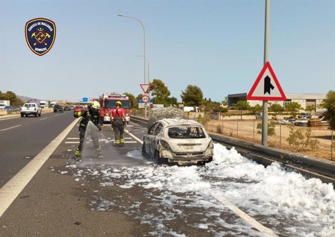 Arde un coche en la Ma-13 sin causar heridos.