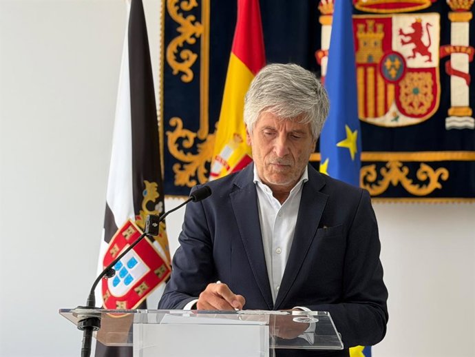 O ministro do Interior, Fernando Grande-Marlaska, atende à imprensa na Delegação do Governo, em 13 de agosto de 2026, em Ceuta (Espanha). Marlaska voltou a Ceuta para realizar várias reuniões e analisar a evolução da situação