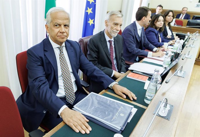 O ministro do Interior, Matteo Piantedosi, durante a audiência perante o Comitê de Schengen, presidido por Graziano Delrio (à direita), em Roma, na quinta-feira, 13 de agosto de 2026 (Foto: Roberto Monaldo / LaPresse)..O ministro do Interior, Matteo Piant