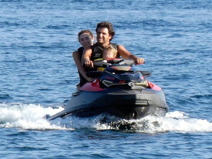 Carlos Sainz Jr. Y Rebecca Donaldson disfrutan de unas vacaciones en Mallorca junto a la familia del piloto