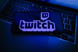 Imagen del logotipo de Twitch sobre un teclado.