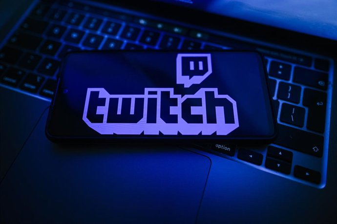 20 de julho de 2026, Polônia: Nesta ilustração fotográfica, vê-se o logotipo do Twitch exibido em um smartphone colocado sobre um laptop.