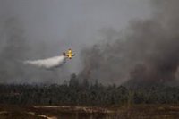 Hasta 31 medios aéreos trabajan desde mediodía en el incendio de Niebla (Huelva)