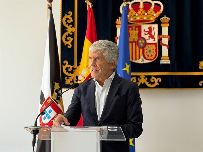 O ministro do Interior, Fernando Grande-Marlaska, atende à imprensa na Delegação do Governo, em 13 de agosto de 2026, em Ceuta (Espanha). Marlaska voltou a Ceuta para realizar várias reuniões e analisar a evolução da situação