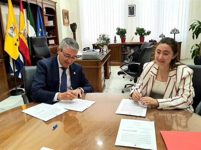 El alcalde de Rincón de la Victoria, Francisco Salado, junto a la presidenta de la Oficina Territorial de Cruz Roja Local Solidaridad Internacional en Rincón de la Victoria, Rubí Castro.