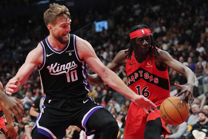 Archivo - March 20, 2024, Toronto, On, CANADA: Sacramento Kings forward Domantas Sabonis (10) and Toronto Raptors forward Mouhamadou Gueye (16) battle for the ball during second half NBA basketball action in Toronto on Wednesday, March 20, 2024.