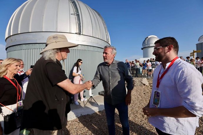 El guitarrista de Queen Brian May saluda al presidente del Gobierno de Aragón, Jorge Azcón.